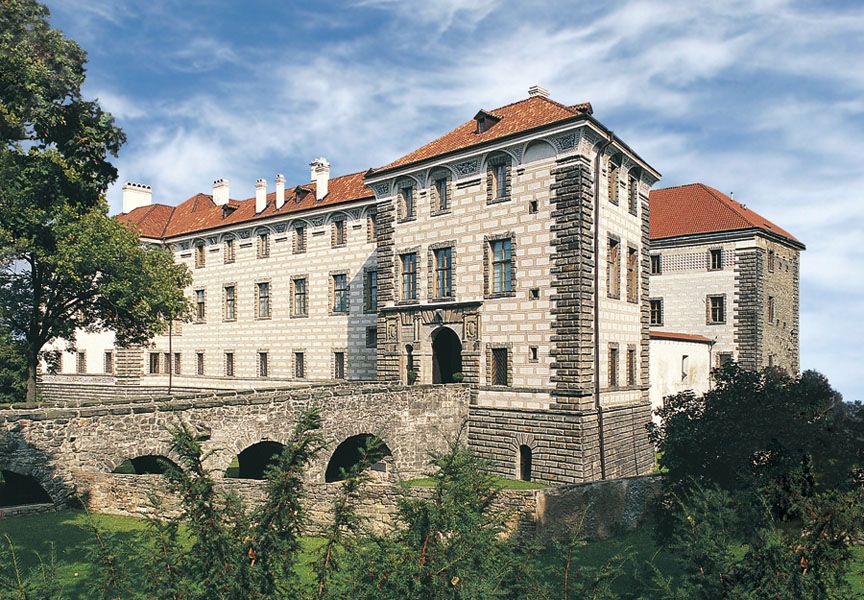 https://mdw-travel-data-us-east-1.s3.amazonaws.com/img/country/Czech-Republic/Nelahozeves-Castle/img_05.jpg