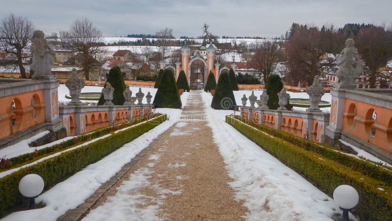 https://mdw-travel-data-us-east-1.s3.amazonaws.com/img/country/Czech-Republic/Nove-Hrady-Chateau/img_01.jpg