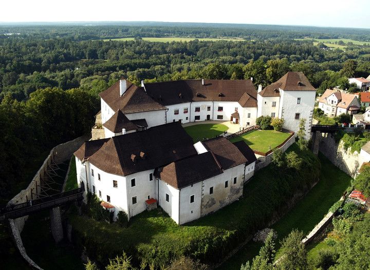 https://mdw-travel-data-us-east-1.s3.amazonaws.com/img/country/Czech-Republic/Nove-Hrady-Chateau/img_02.jpg