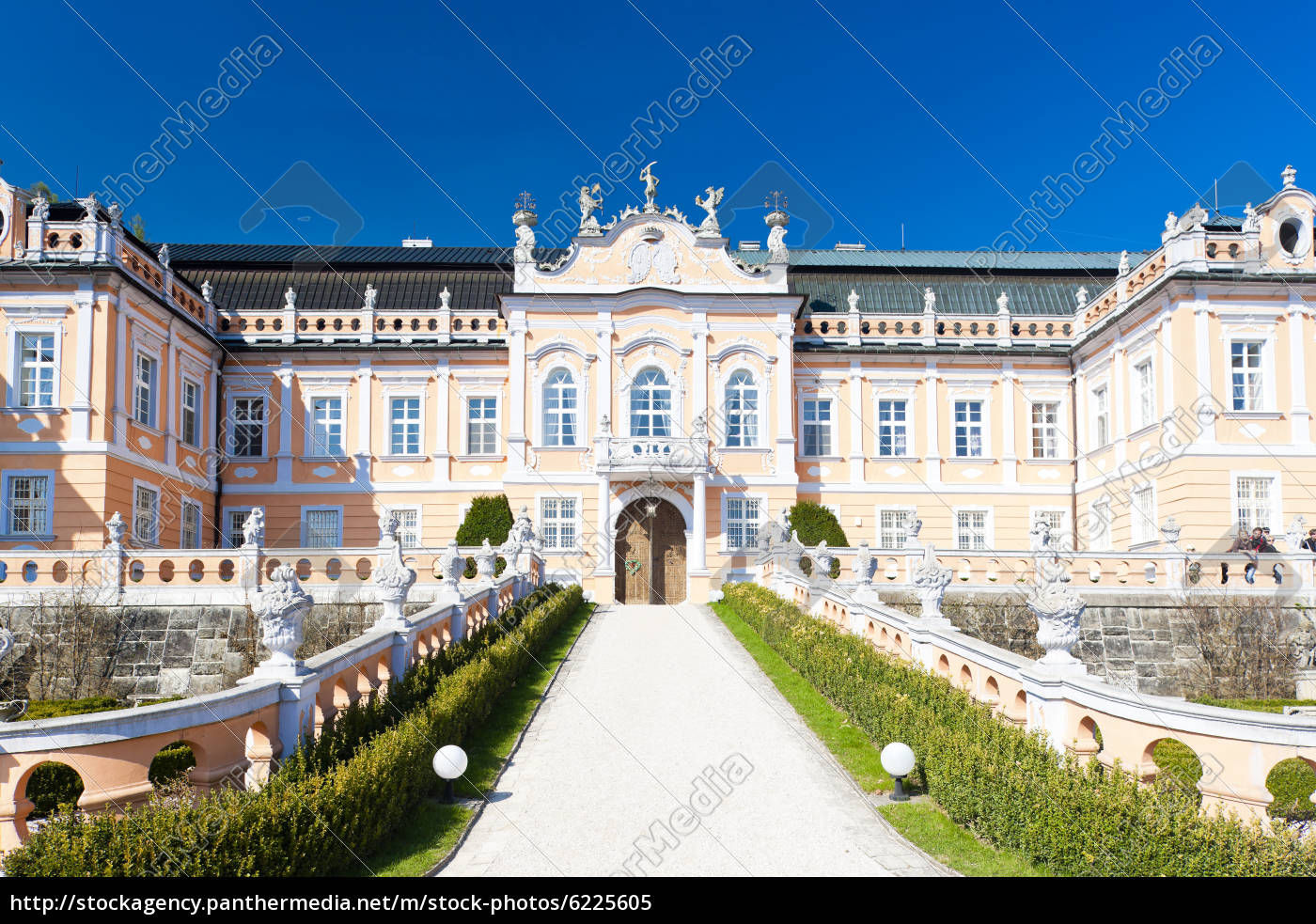 https://mdw-travel-data-us-east-1.s3.amazonaws.com/img/country/Czech-Republic/Nove-Hrady-Chateau/img_03.jpg