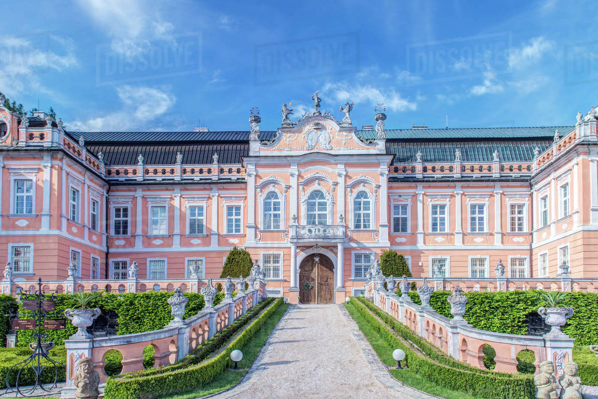 https://mdw-travel-data-us-east-1.s3.amazonaws.com/img/country/Czech-Republic/Nove-Hrady-Chateau/img_05.jpg