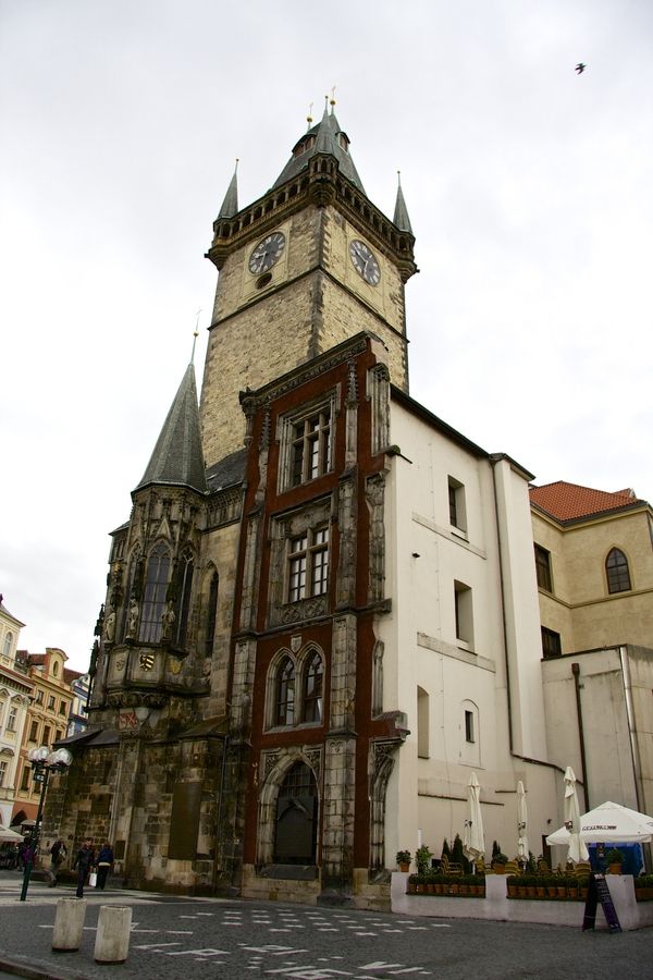 https://mdw-travel-data-us-east-1.s3.amazonaws.com/img/country/Czech-Republic/Old-Town-Hall/img_01.jpg