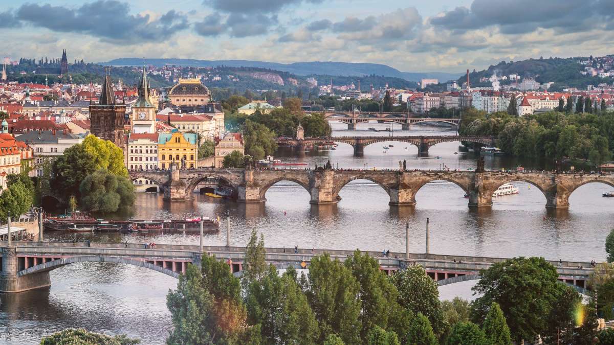https://mdw-travel-data-us-east-1.s3.amazonaws.com/img/country/Czech-Republic/Olesna-Lake/img_03.jpg