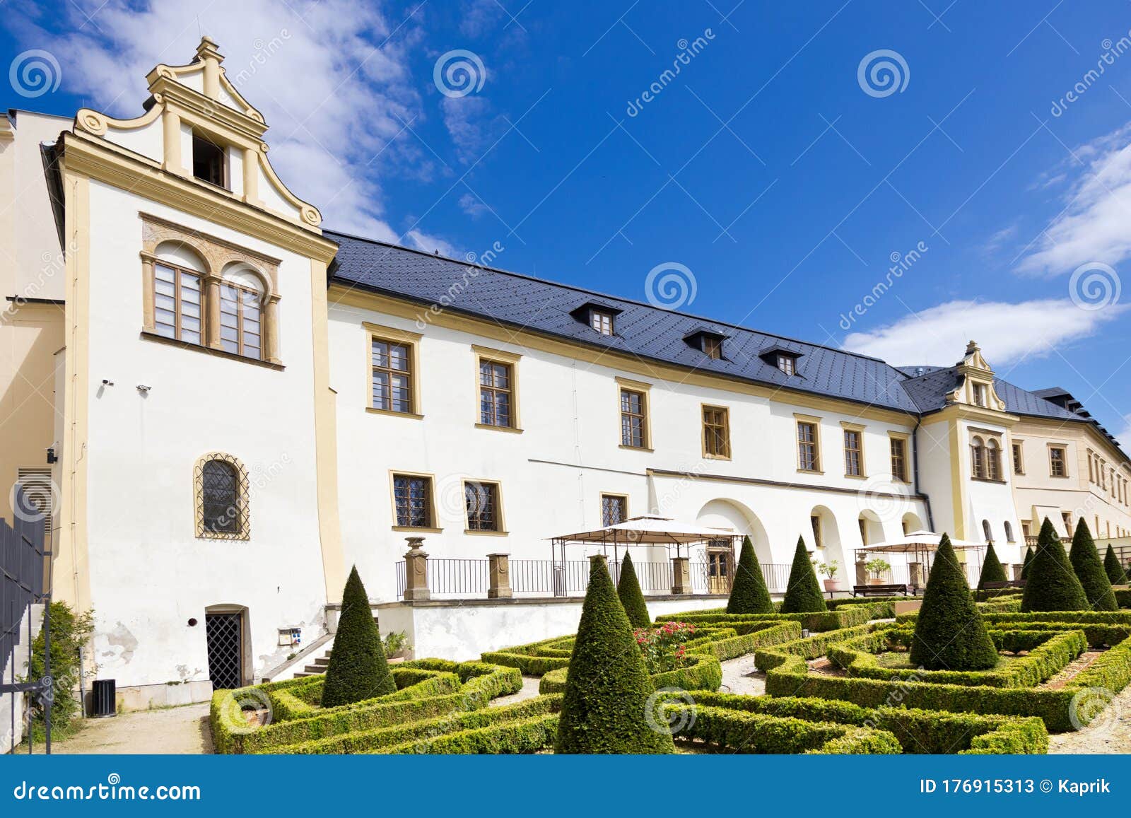 https://mdw-travel-data-us-east-1.s3.amazonaws.com/img/country/Czech-Republic/Olomouc-Botanical-Gardens/img_01.jpg