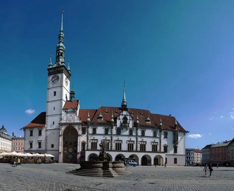 https://mdw-travel-data-us-east-1.s3.amazonaws.com/img/country/Czech-Republic/Olomouc-Synagogue/img_00.jpg