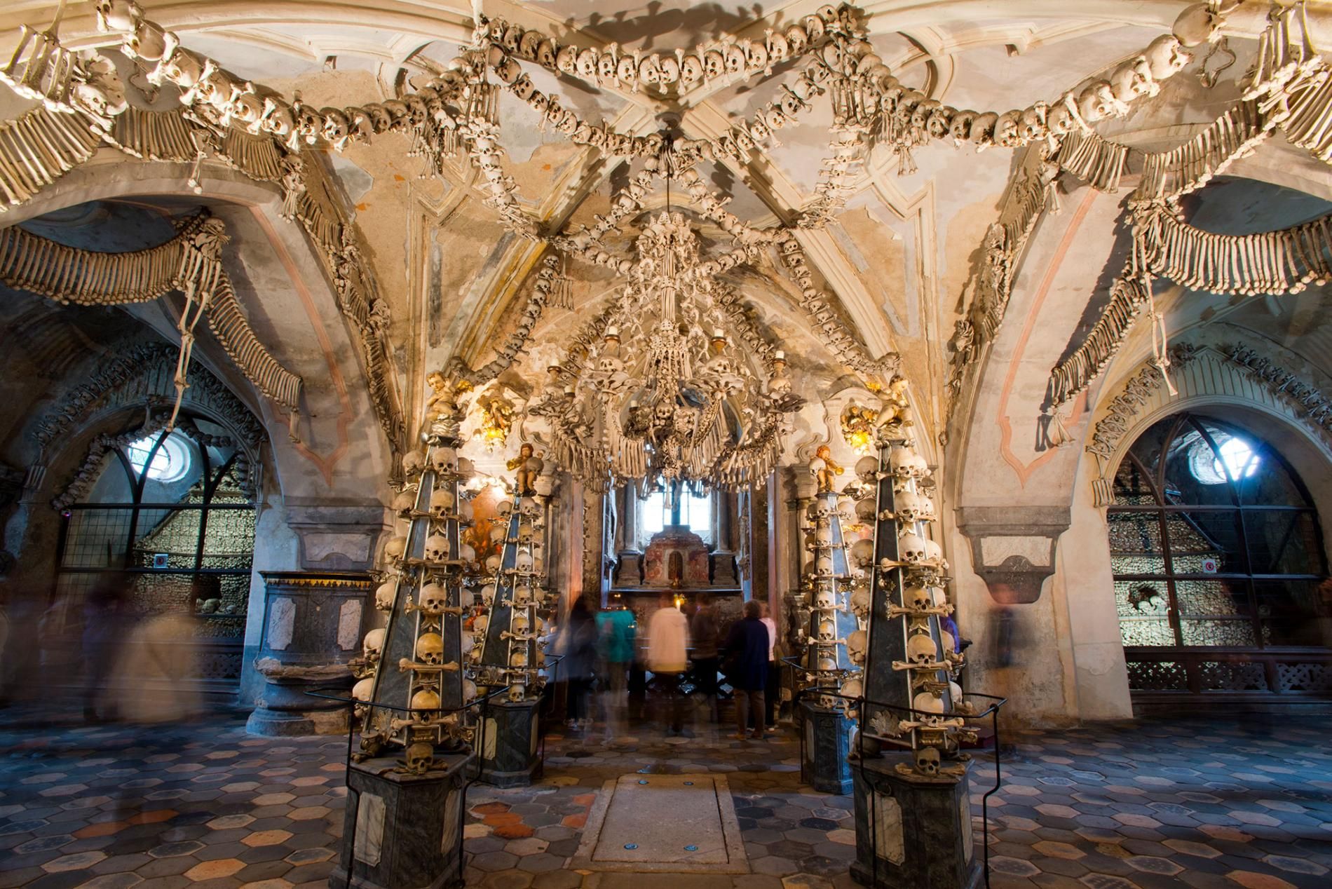 https://mdw-travel-data-us-east-1.s3.amazonaws.com/img/country/Czech-Republic/Ossuary-in-Sedlec/img_01.jpg