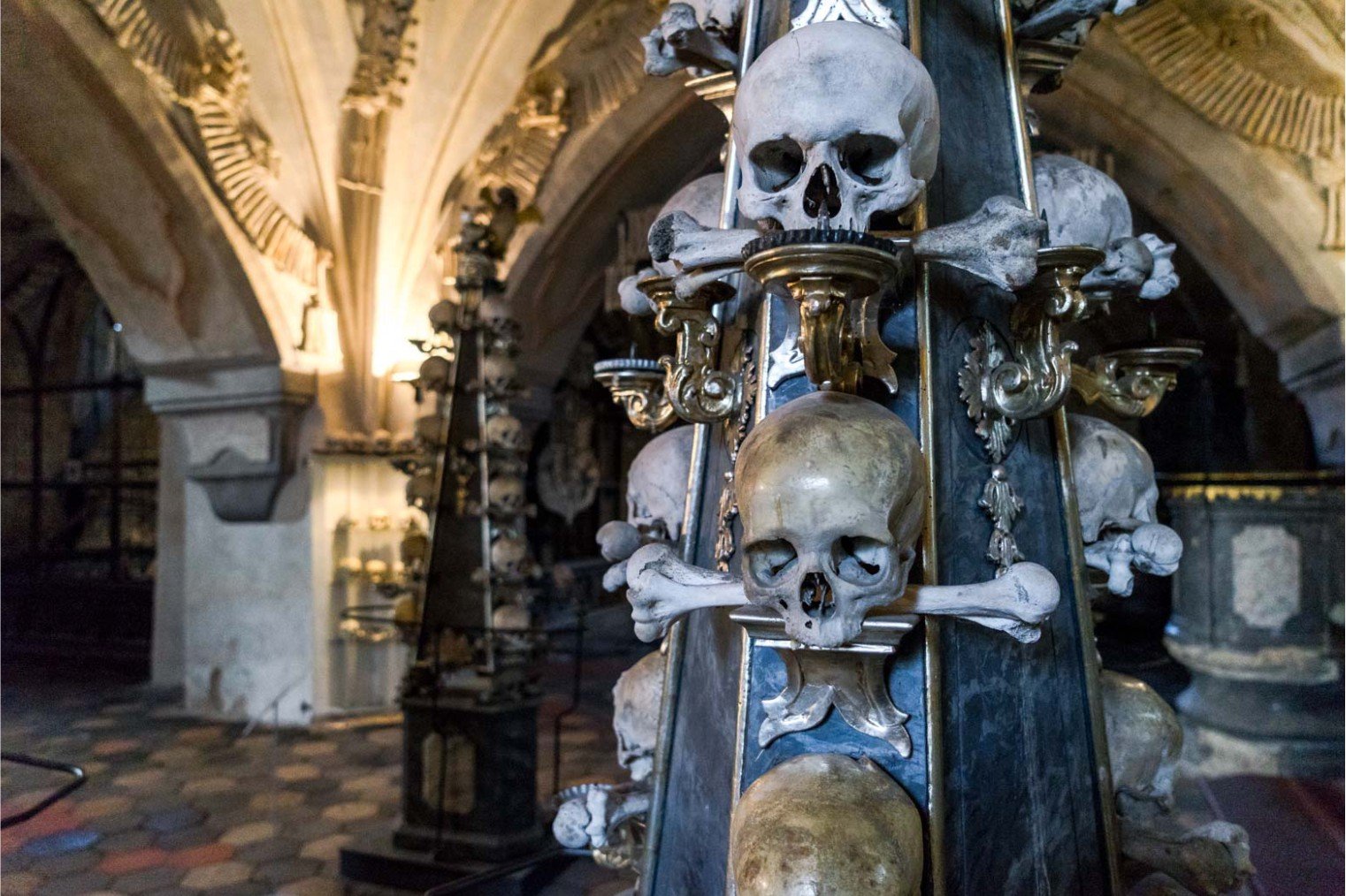 https://mdw-travel-data-us-east-1.s3.amazonaws.com/img/country/Czech-Republic/Ossuary-in-Sedlec/img_02.jpg