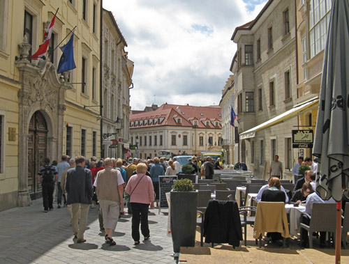 https://mdw-travel-data-us-east-1.s3.amazonaws.com/img/country/Czech-Republic/Palffy-Palace/img_01.jpg