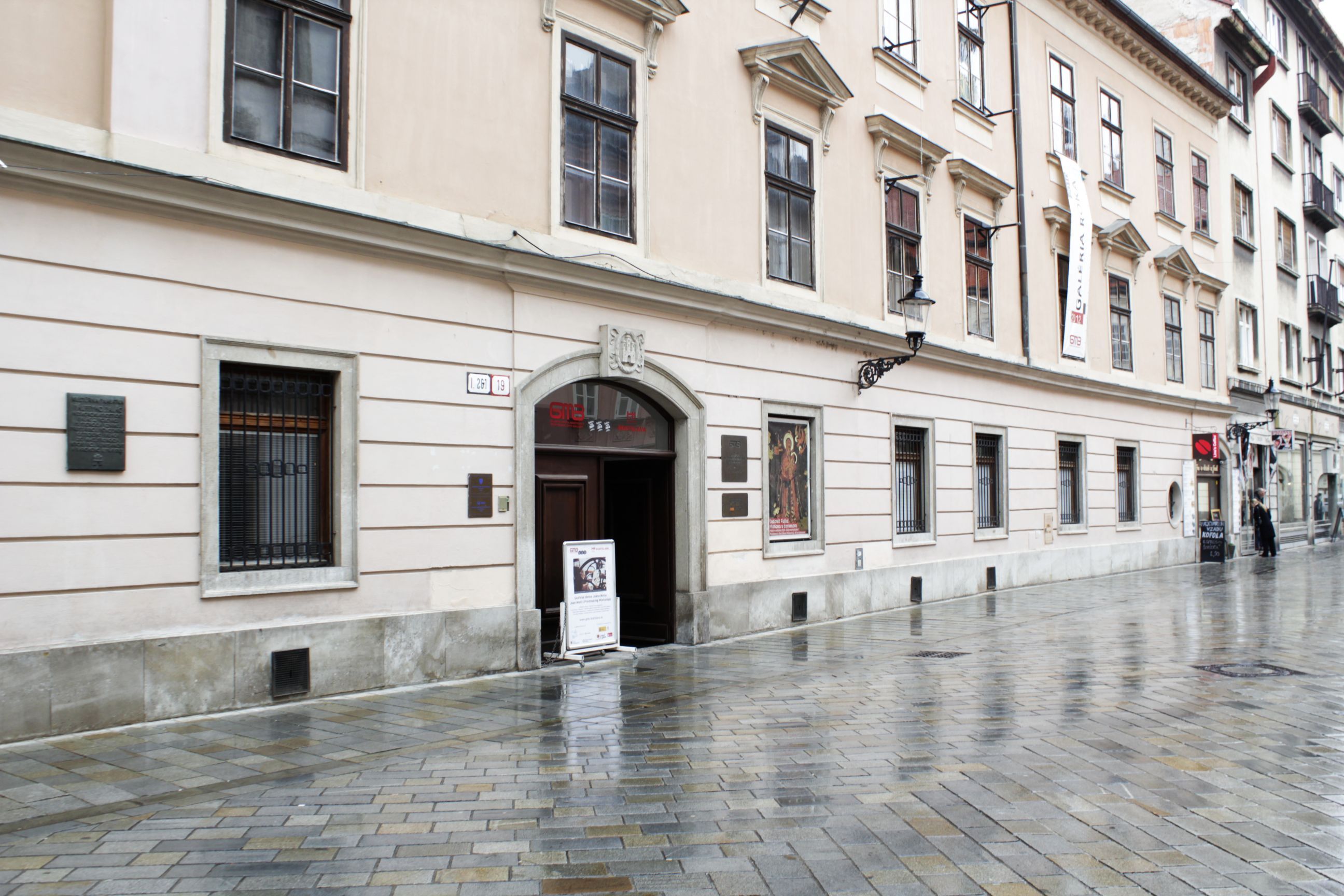 https://mdw-travel-data-us-east-1.s3.amazonaws.com/img/country/Czech-Republic/Palffy-Palace/img_05.jpg