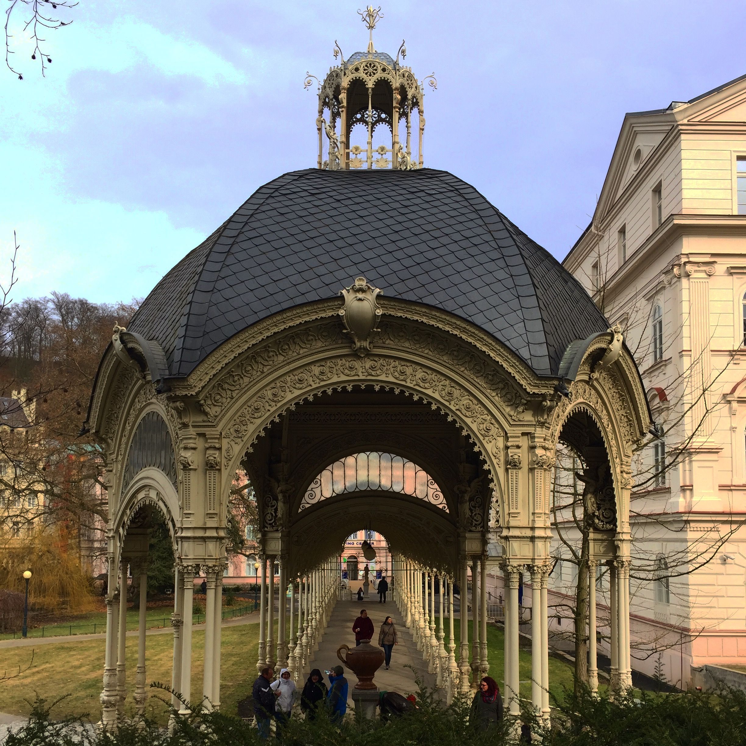 https://mdw-travel-data-us-east-1.s3.amazonaws.com/img/country/Czech-Republic/Park-Colonnade/img_01.jpg