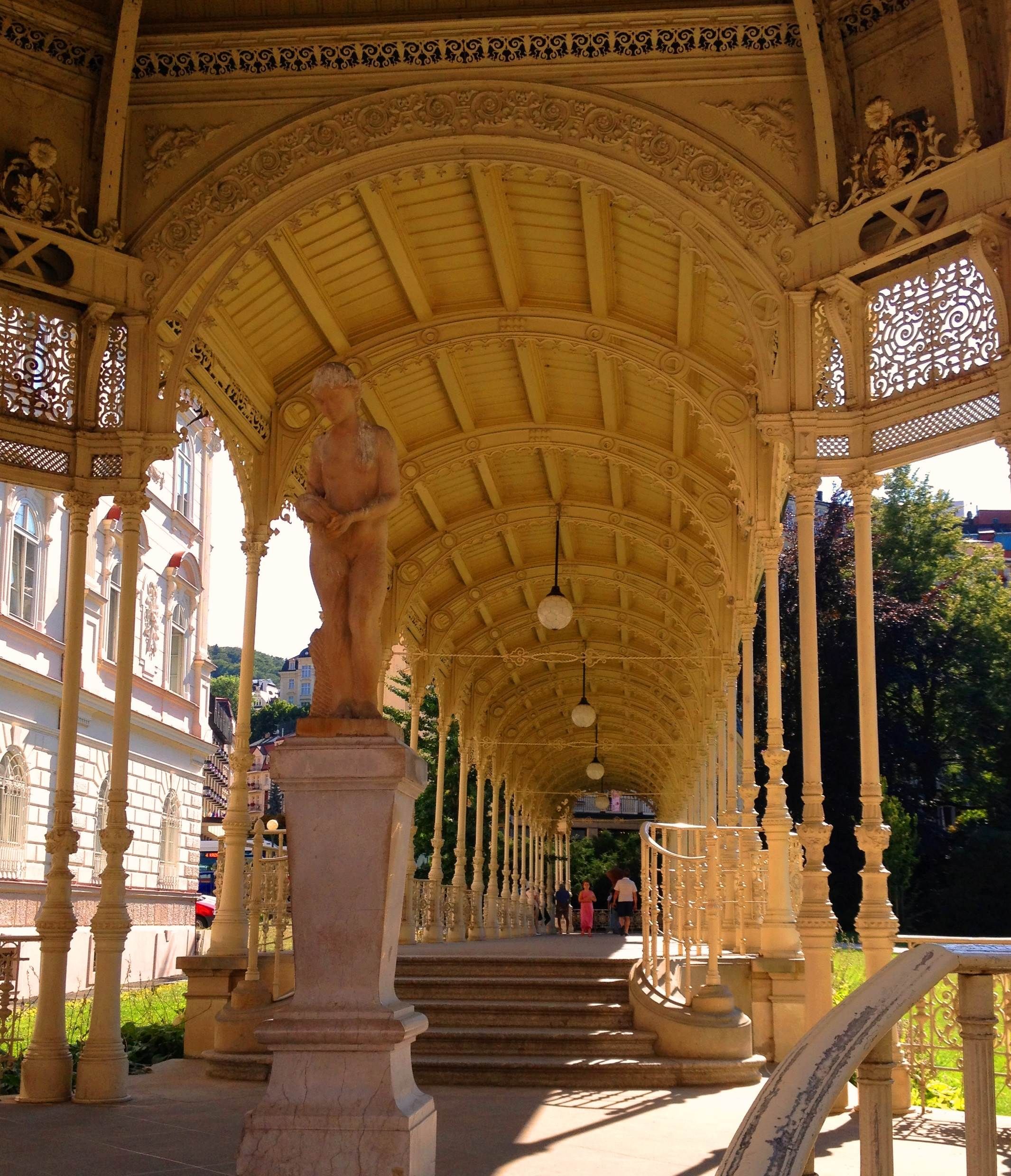 https://mdw-travel-data-us-east-1.s3.amazonaws.com/img/country/Czech-Republic/Park-Colonnade/img_02.jpg