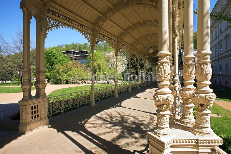 https://mdw-travel-data-us-east-1.s3.amazonaws.com/img/country/Czech-Republic/Park-Colonnade/img_03.jpg