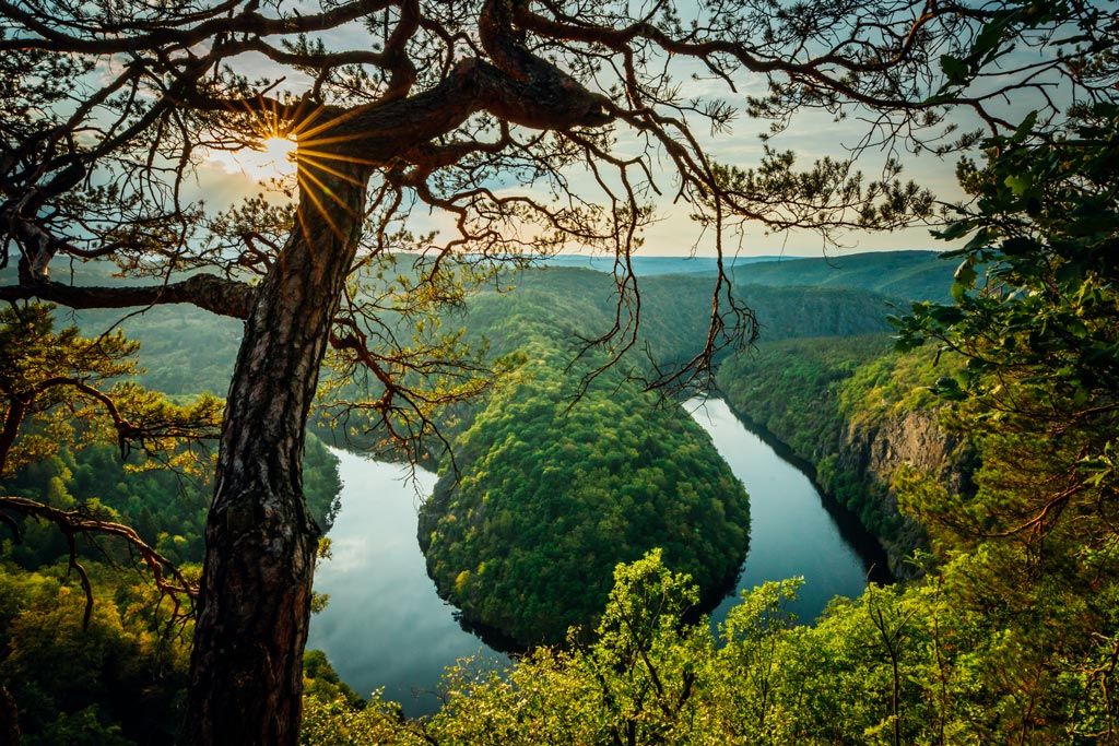 https://mdw-travel-data-us-east-1.s3.amazonaws.com/img/country/Czech-Republic/Parks-of-Culture-and-Relaxation/img_02.jpg