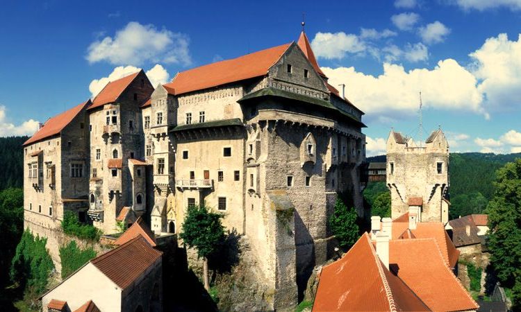 https://mdw-travel-data-us-east-1.s3.amazonaws.com/img/country/Czech-Republic/Pernstejn-Castle/img_00.jpg