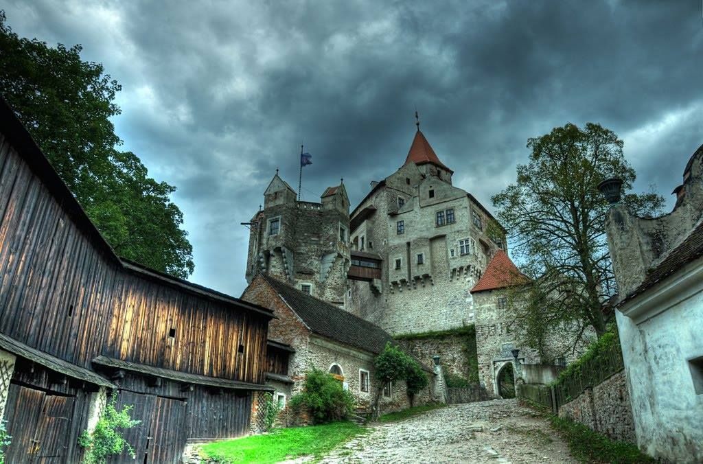 https://mdw-travel-data-us-east-1.s3.amazonaws.com/img/country/Czech-Republic/Pernstejn-Castle/img_01.jpg