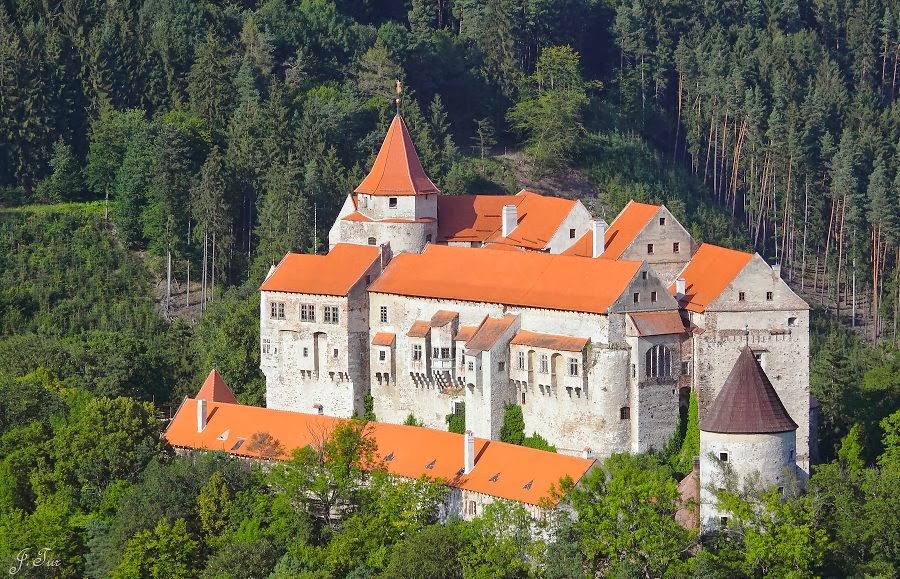 https://mdw-travel-data-us-east-1.s3.amazonaws.com/img/country/Czech-Republic/Pernstejn-Castle/img_03.jpg
