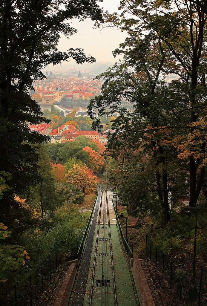 https://mdw-travel-data-us-east-1.s3.amazonaws.com/img/country/Czech-Republic/Petrin-Hill/img_03.jpg