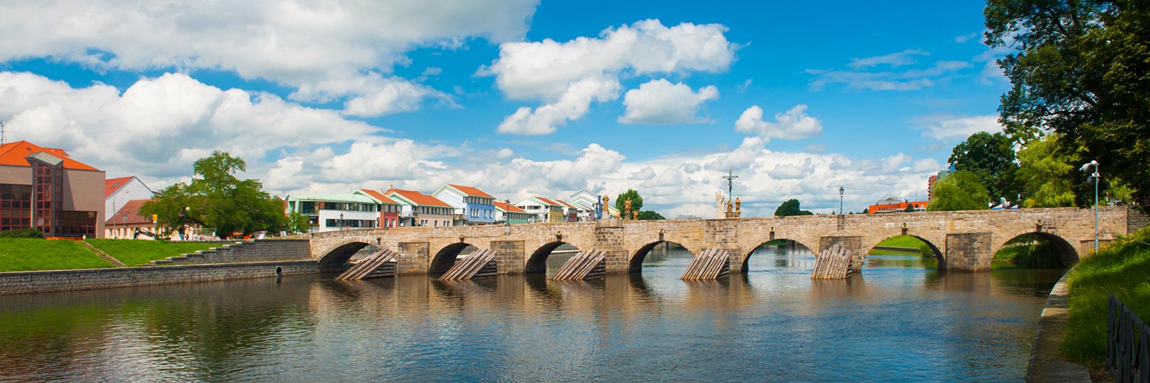https://mdw-travel-data-us-east-1.s3.amazonaws.com/img/country/Czech-Republic/Pisek-Stone-Bridge/img_03.jpg