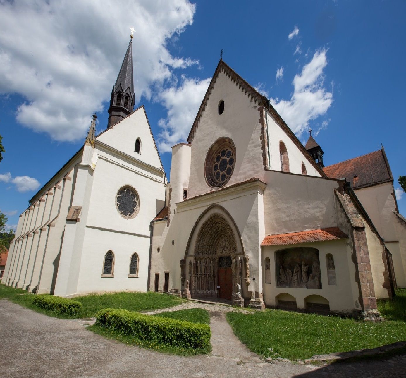https://mdw-travel-data-us-east-1.s3.amazonaws.com/img/country/Czech-Republic/Porta-Coeli-Monastery/img_00.jpg