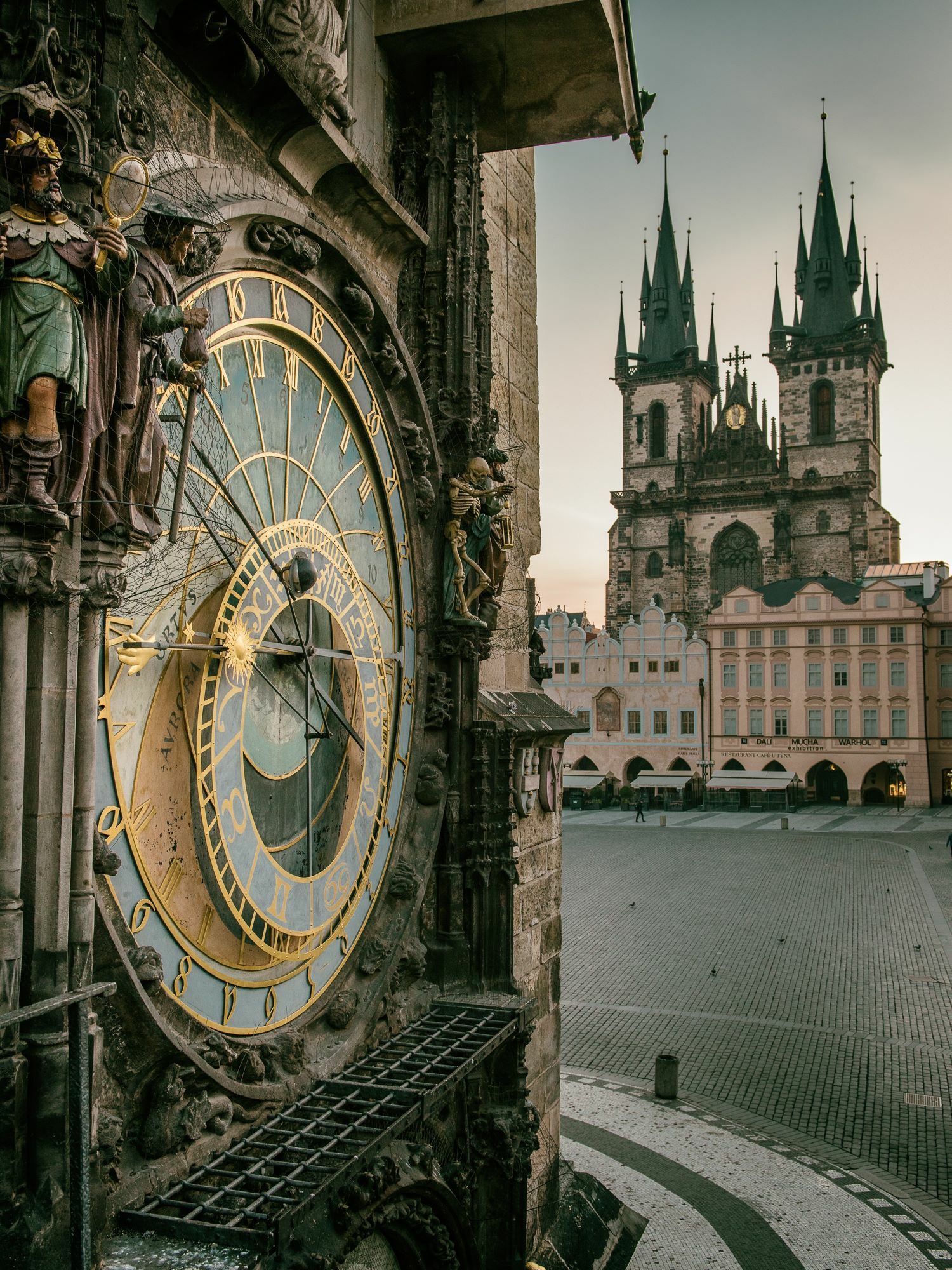 https://mdw-travel-data-us-east-1.s3.amazonaws.com/img/country/Czech-Republic/Prague-Astronomical-Clock/img_01.jpg