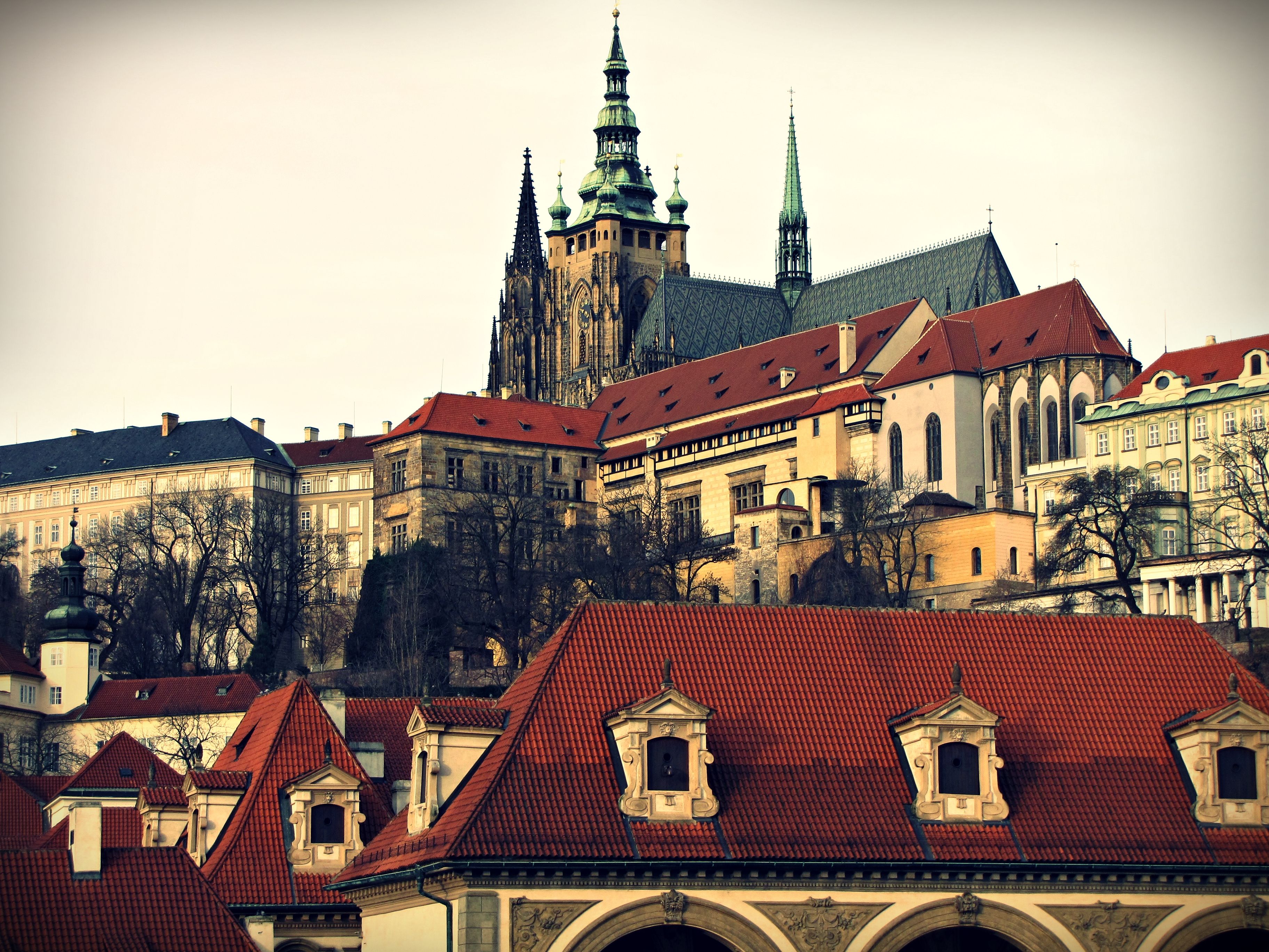 https://mdw-travel-data-us-east-1.s3.amazonaws.com/img/country/Czech-Republic/Prague-Castle/img_02.jpg