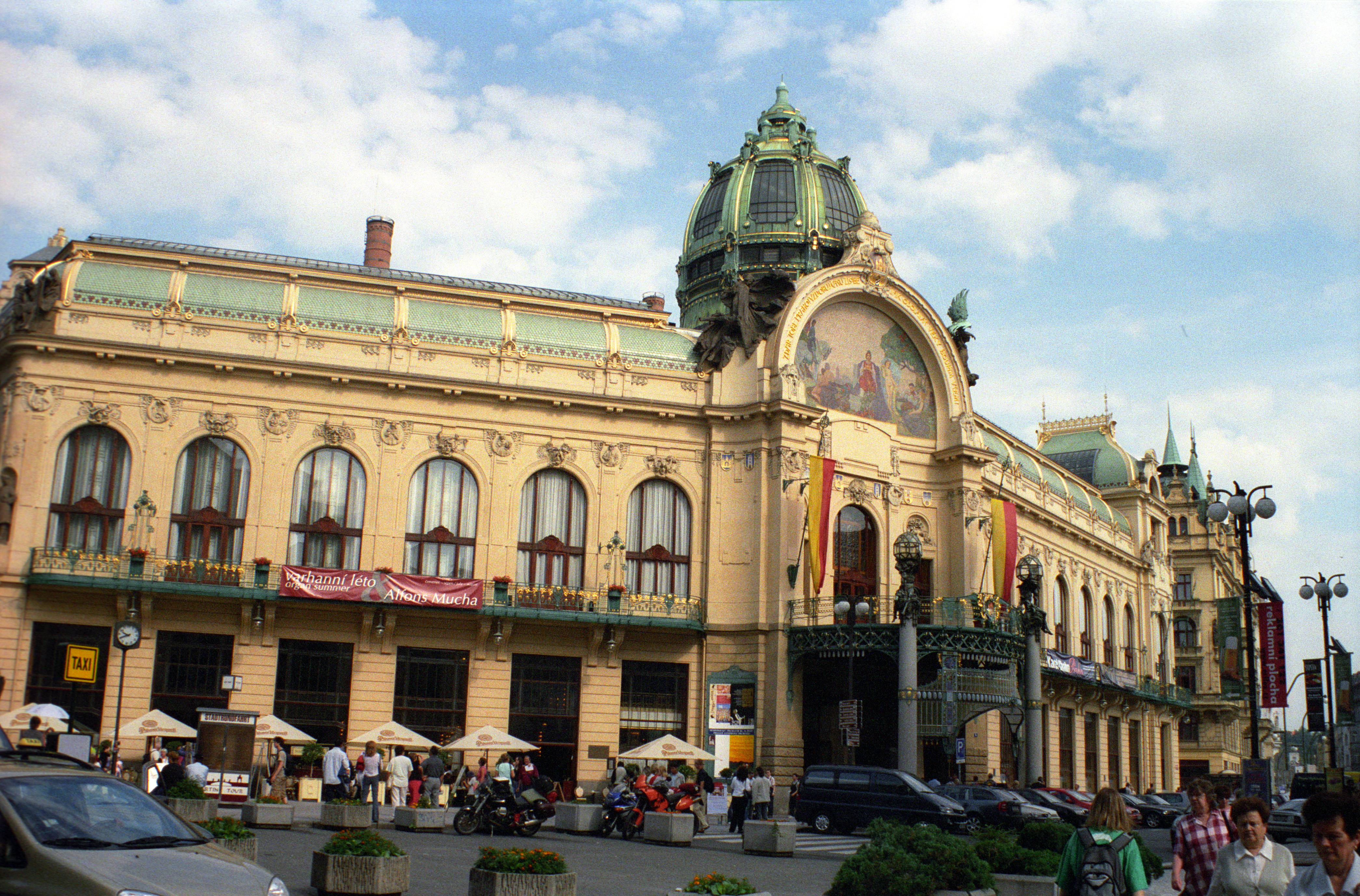 https://mdw-travel-data-us-east-1.s3.amazonaws.com/img/country/Czech-Republic/Prague-Municipal-House/img_05.jpg
