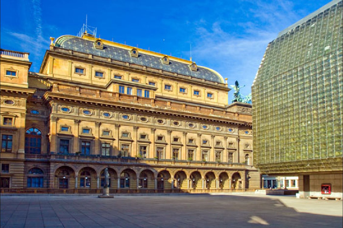https://mdw-travel-data-us-east-1.s3.amazonaws.com/img/country/Czech-Republic/Prague-National-Theatre/img_04.jpg