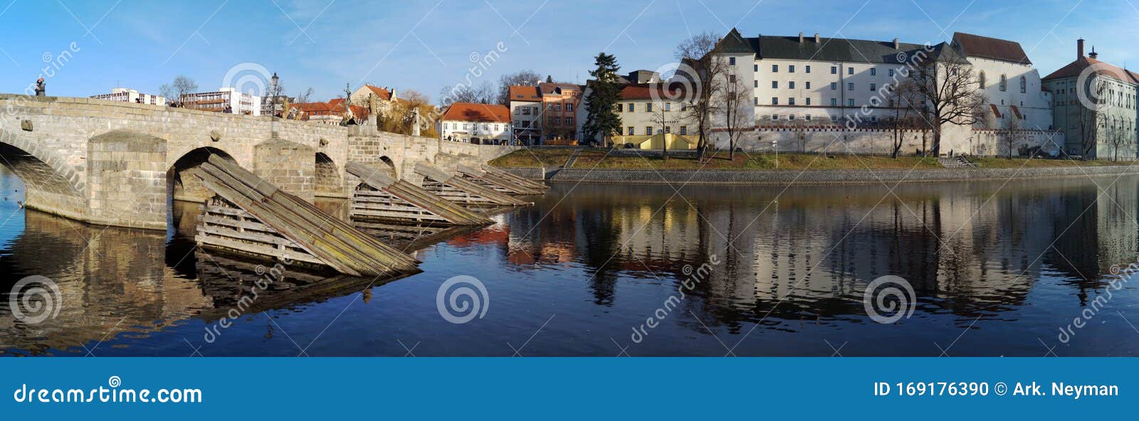 https://mdw-travel-data-us-east-1.s3.amazonaws.com/img/country/Czech-Republic/Queen-Kunigundes-Bridge/img_01.jpg