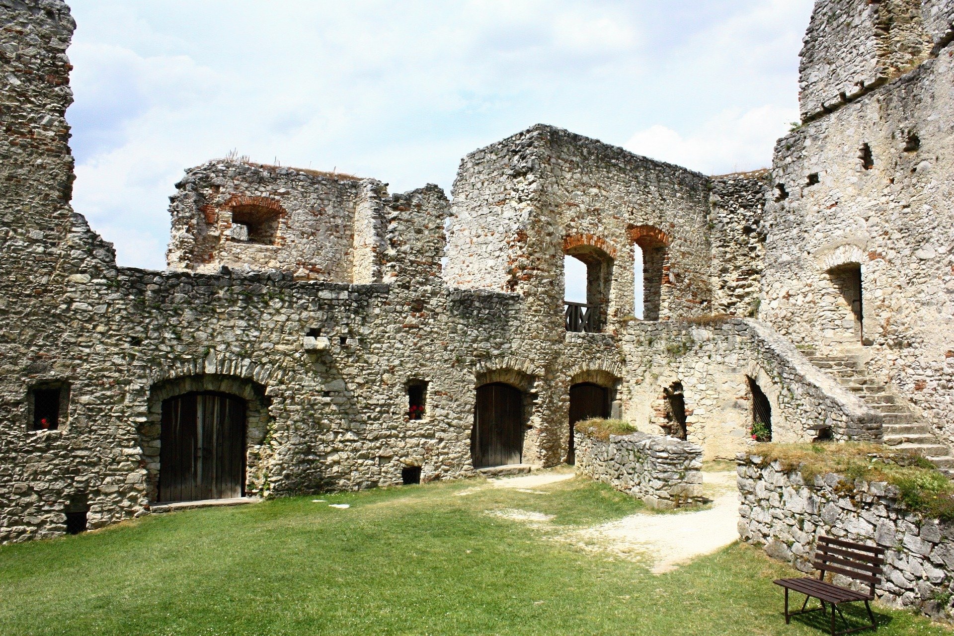 https://mdw-travel-data-us-east-1.s3.amazonaws.com/img/country/Czech-Republic/Rabenau-Castle/img_03.jpg