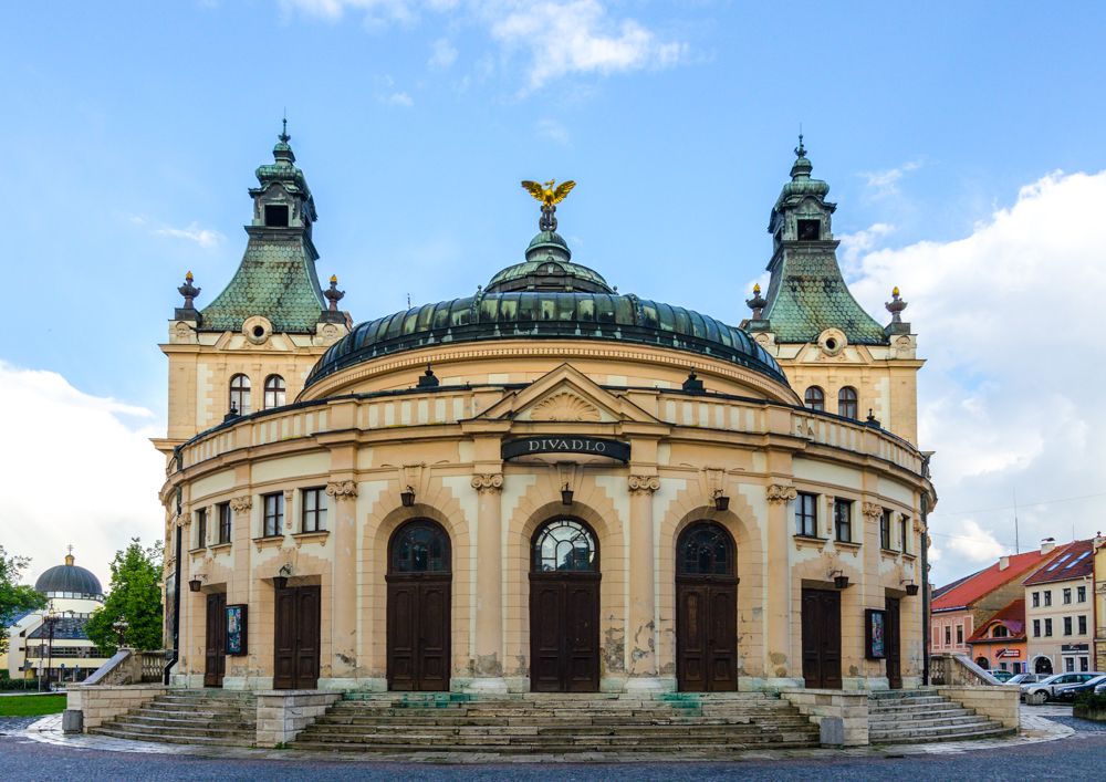 https://mdw-travel-data-us-east-1.s3.amazonaws.com/img/country/Czech-Republic/Reduta-Building/img_00.jpg