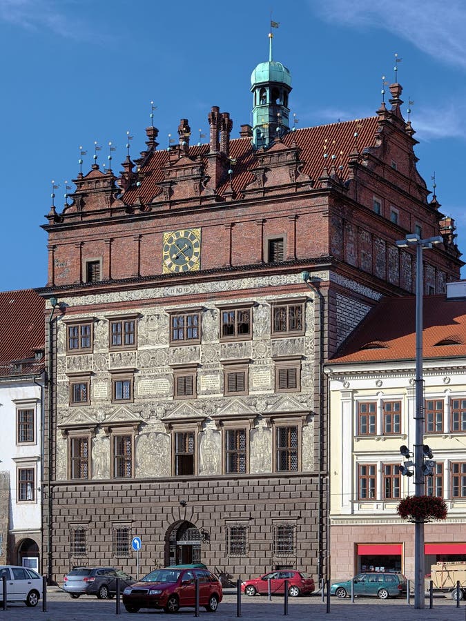 https://mdw-travel-data-us-east-1.s3.amazonaws.com/img/country/Czech-Republic/Renaissance-Town-Hall/img_02.jpg