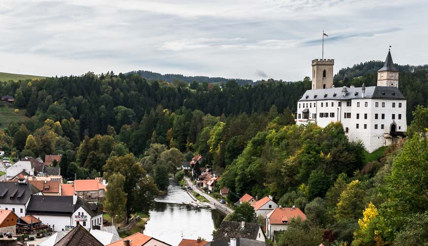 https://mdw-travel-data-us-east-1.s3.amazonaws.com/img/country/Czech-Republic/Rozmberk-Castle/img_03.jpg