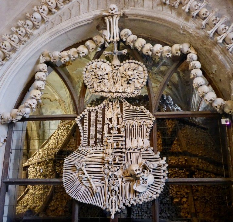 https://mdw-travel-data-us-east-1.s3.amazonaws.com/img/country/Czech-Republic/Sedlec-Ossuary/img_02.jpg