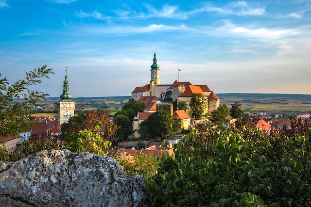 https://mdw-travel-data-us-east-1.s3.amazonaws.com/img/country/Czech-Republic/Slany-Chateau/img_03.jpg