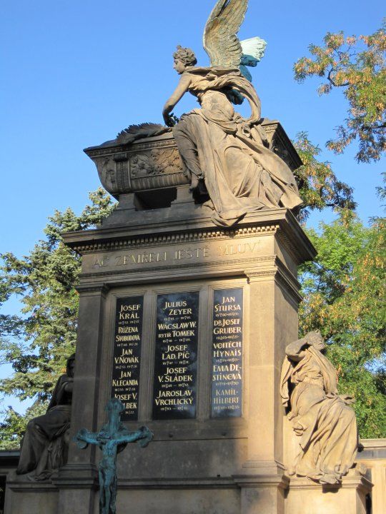 https://mdw-travel-data-us-east-1.s3.amazonaws.com/img/country/Czech-Republic/Slavin-Cemetery/img_05.jpg