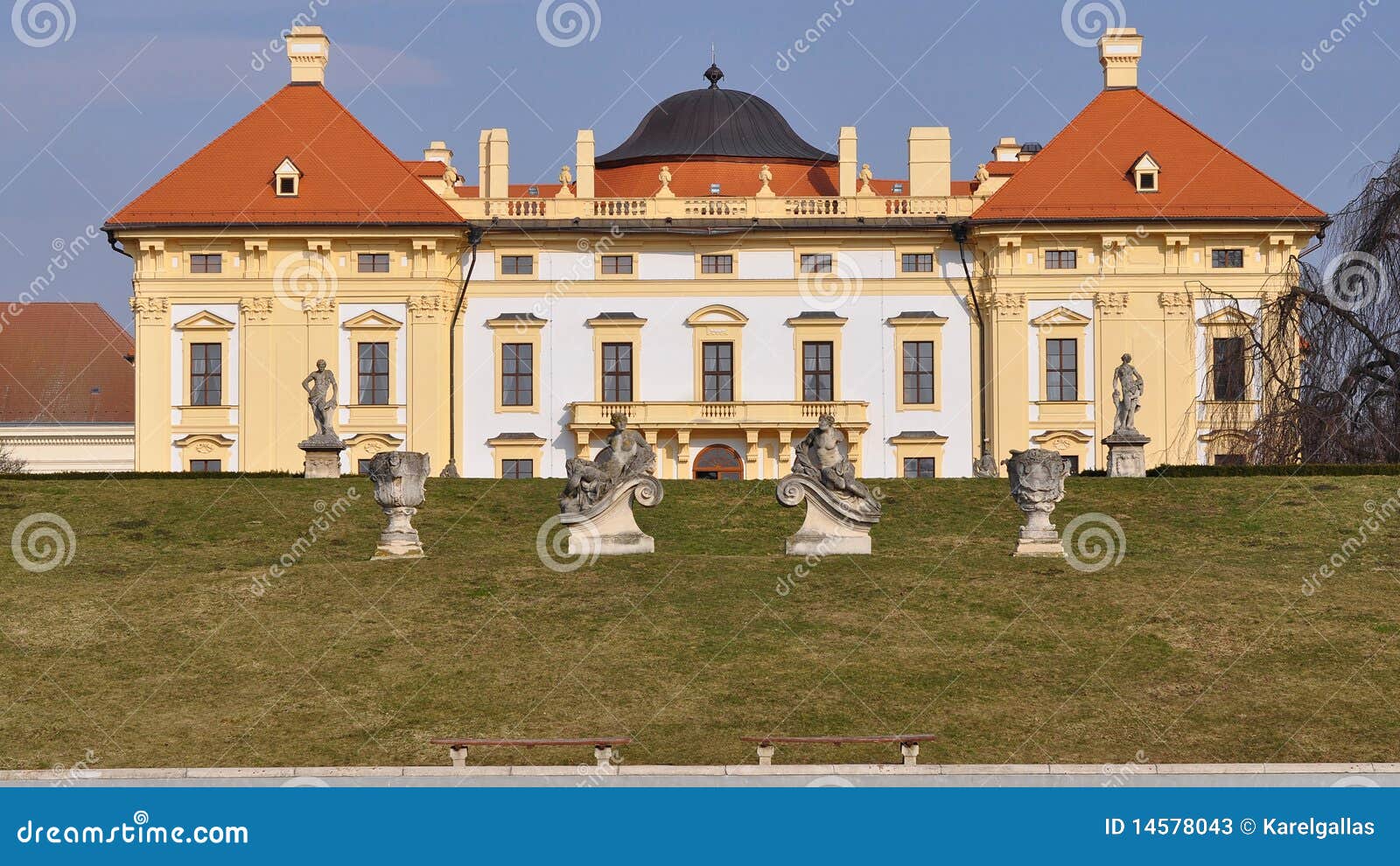https://mdw-travel-data-us-east-1.s3.amazonaws.com/img/country/Czech-Republic/Slavkov-Castle/img_02.jpg