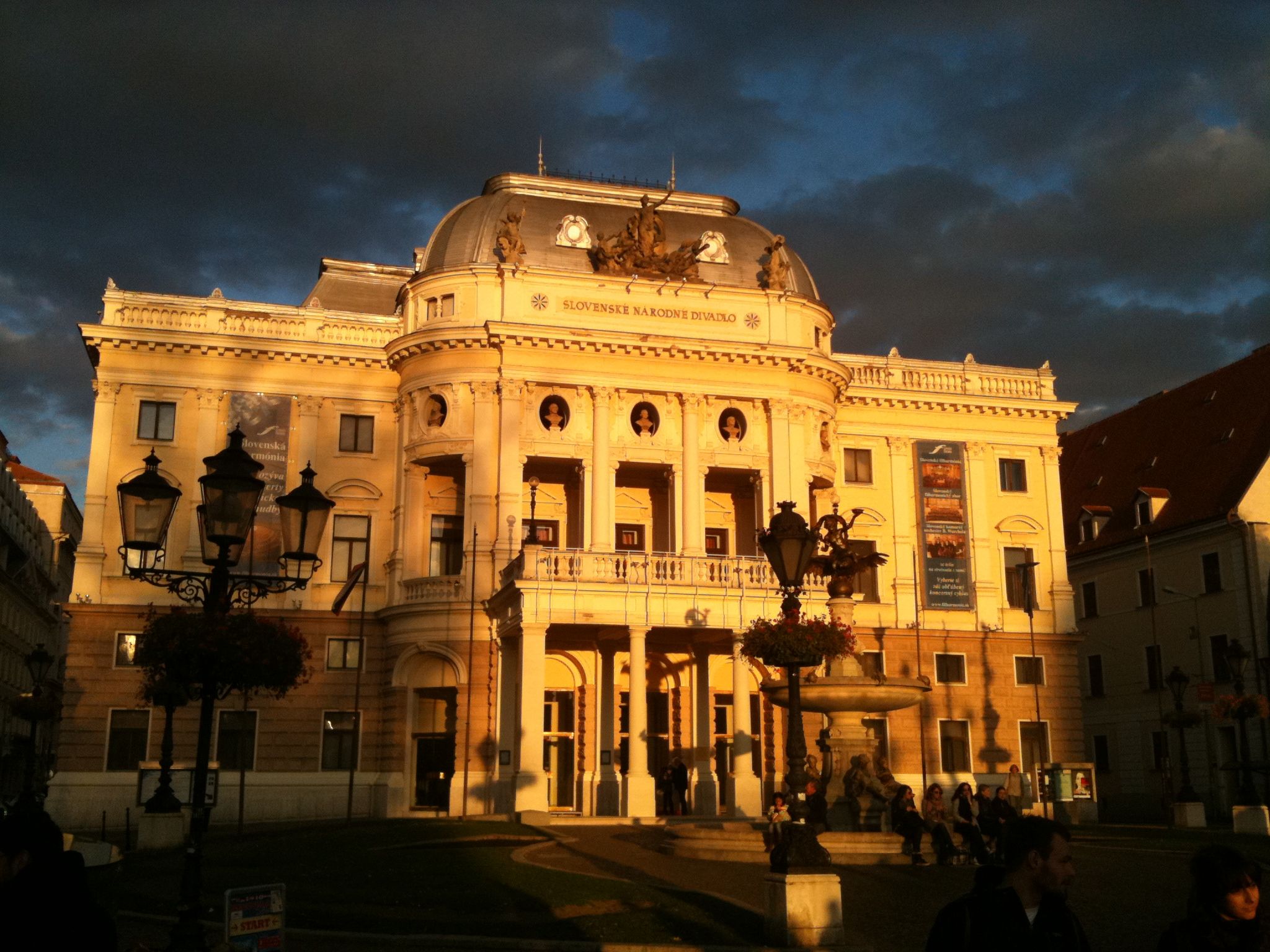https://mdw-travel-data-us-east-1.s3.amazonaws.com/img/country/Czech-Republic/Slovak-National-Theatre/img_01.jpg