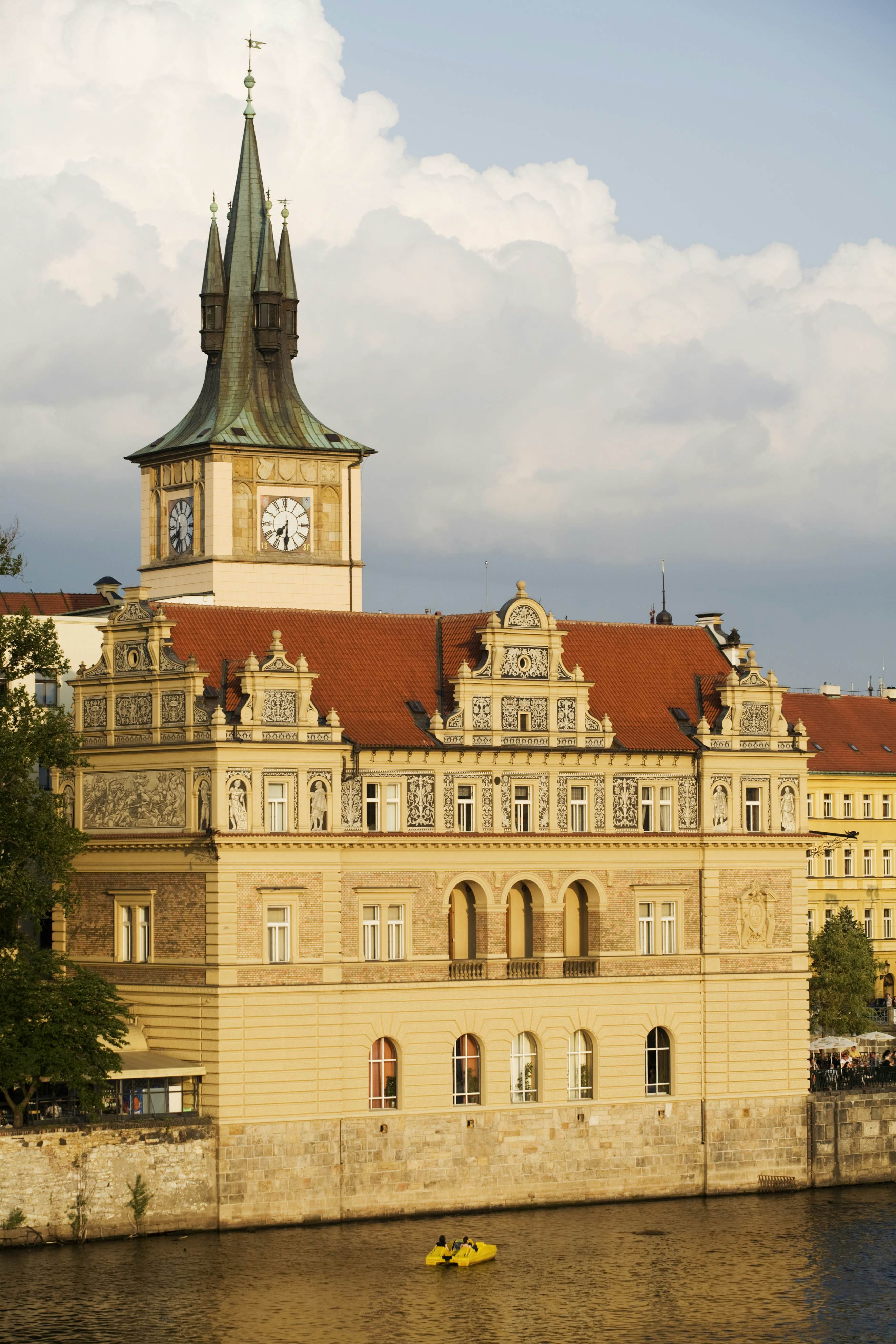 https://mdw-travel-data-us-east-1.s3.amazonaws.com/img/country/Czech-Republic/Smetana-Park/img_02.jpg