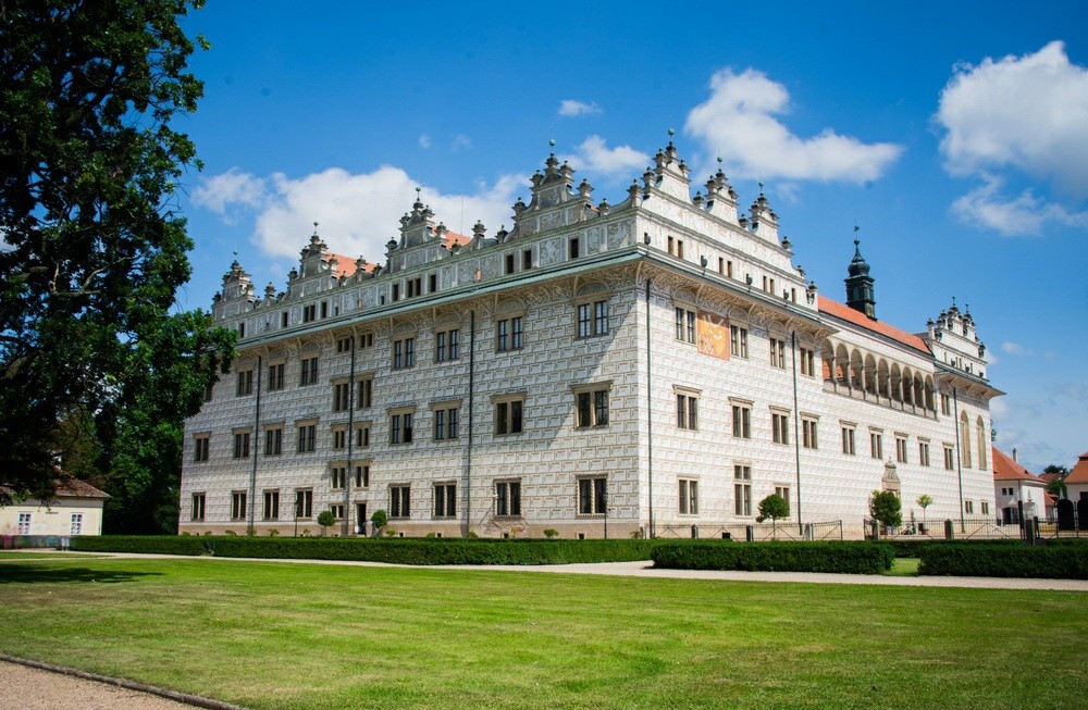 https://mdw-travel-data-us-east-1.s3.amazonaws.com/img/country/Czech-Republic/Smetanas-Birthplace/img_01.jpg