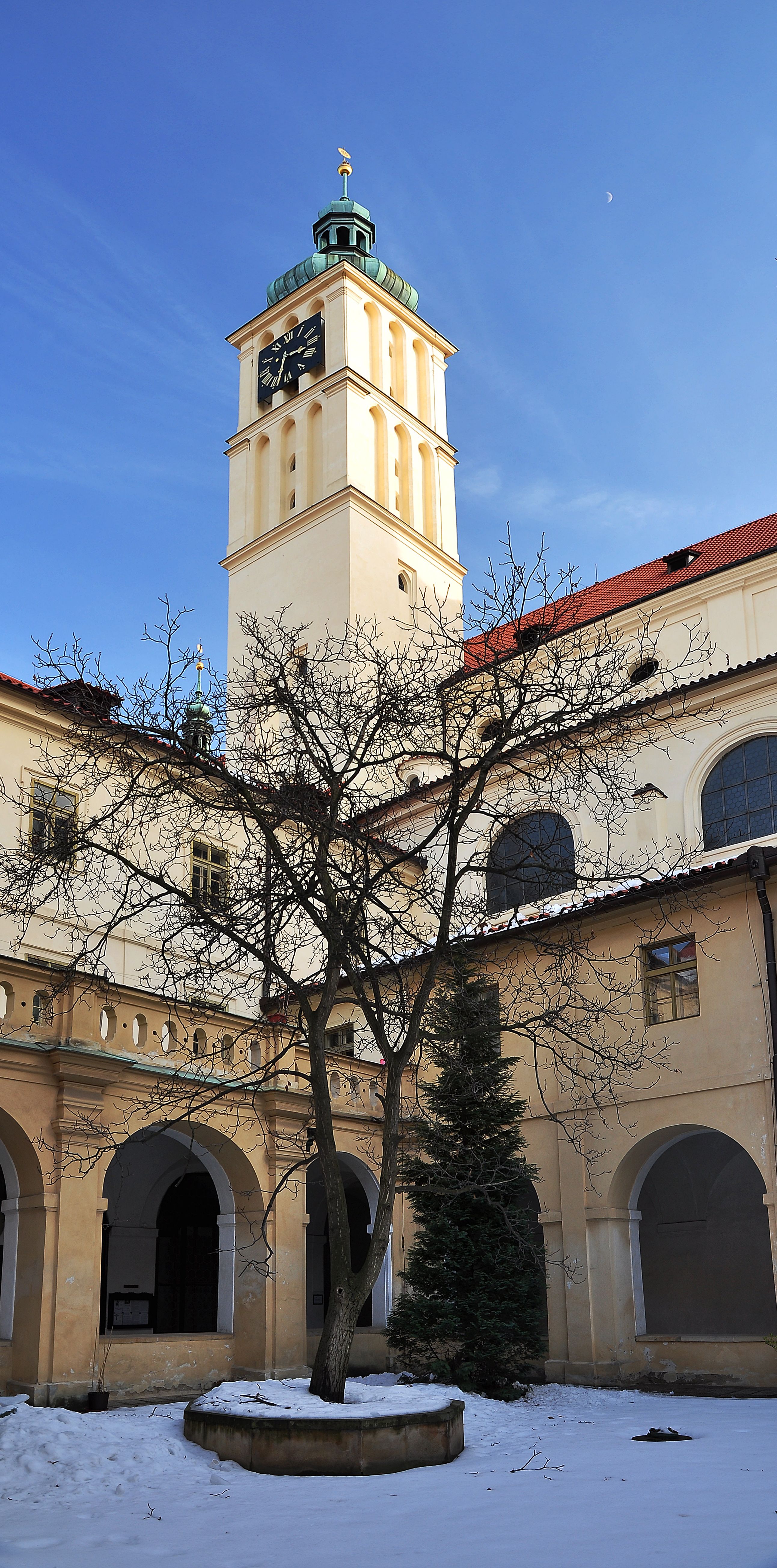 https://mdw-travel-data-us-east-1.s3.amazonaws.com/img/country/Czech-Republic/St-James-the-Greater-Church/img_02.jpg