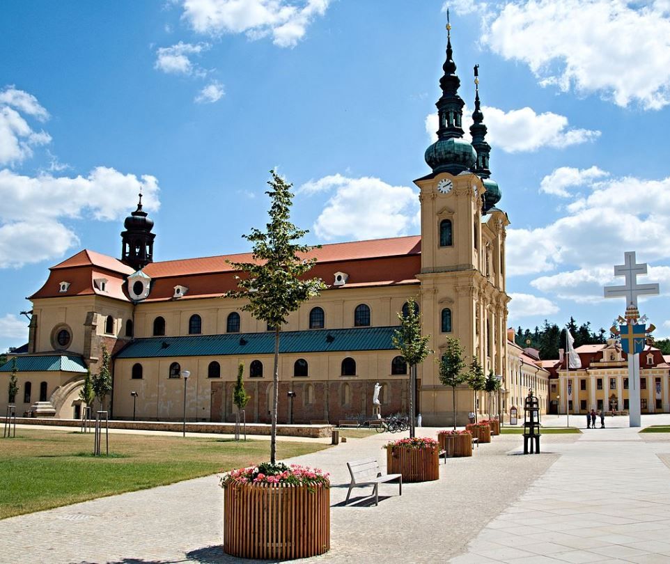 https://mdw-travel-data-us-east-1.s3.amazonaws.com/img/country/Czech-Republic/St-Maurice-Church/img_02.jpg