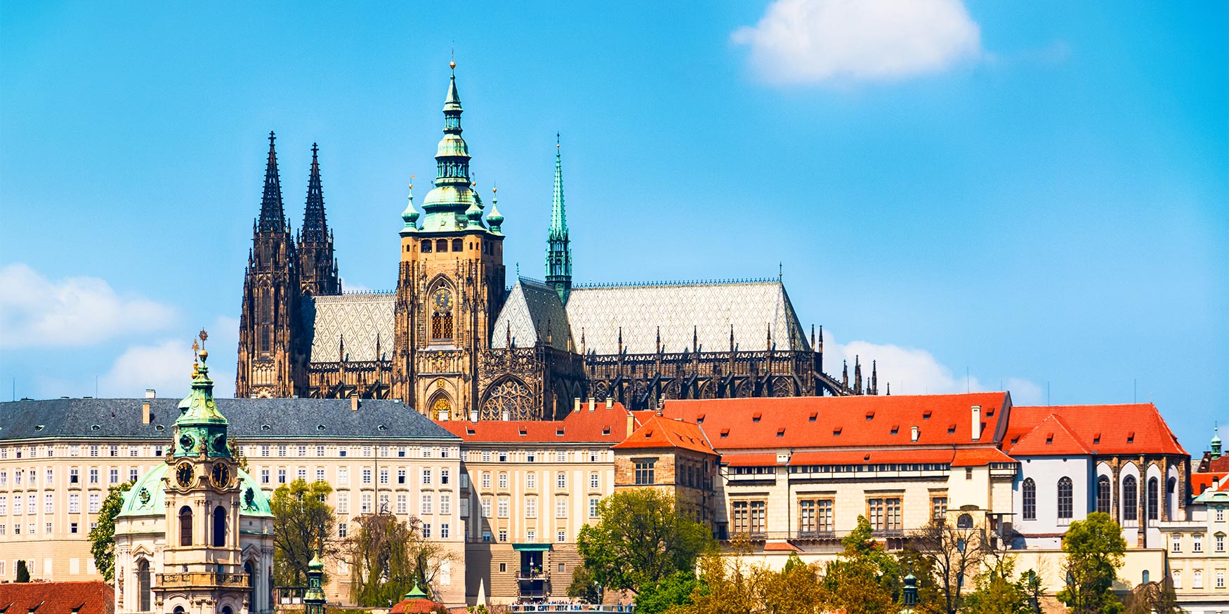 https://mdw-travel-data-us-east-1.s3.amazonaws.com/img/country/Czech-Republic/St-Vitus-Cathedral/img_02.jpg