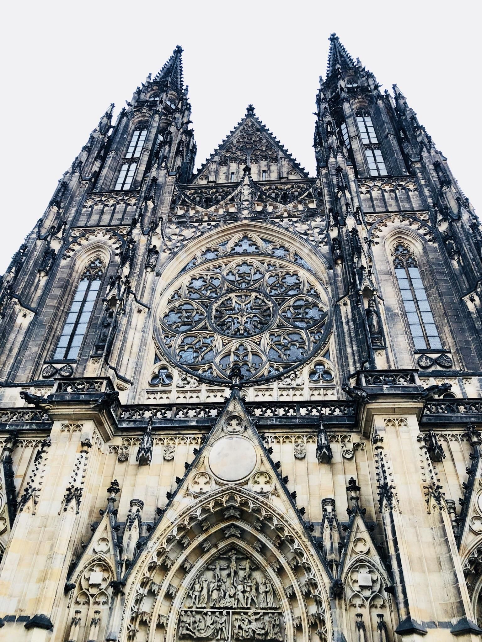 https://mdw-travel-data-us-east-1.s3.amazonaws.com/img/country/Czech-Republic/St-Vitus-Cathedral/img_03.jpg