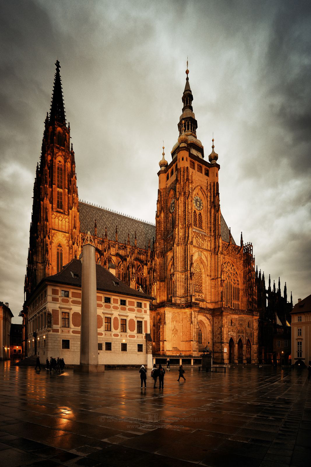 https://mdw-travel-data-us-east-1.s3.amazonaws.com/img/country/Czech-Republic/St-Vitus-Cathedral/img_05.jpg