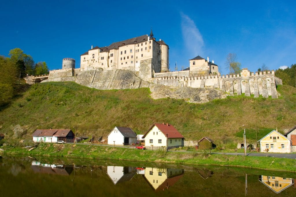 https://mdw-travel-data-us-east-1.s3.amazonaws.com/img/country/Czech-Republic/Stirin-Castle/img_02.jpg