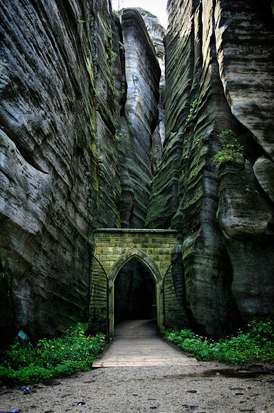 https://mdw-travel-data-us-east-1.s3.amazonaws.com/img/country/Czech-Republic/Stone-Well/img_01.jpg