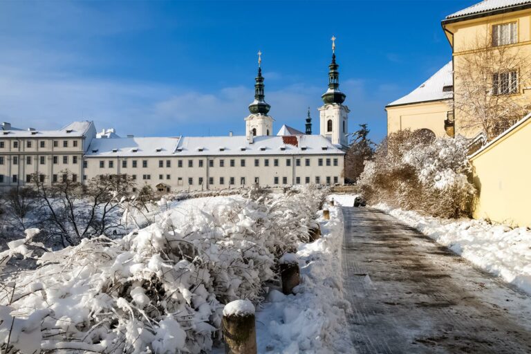 https://mdw-travel-data-us-east-1.s3.amazonaws.com/img/country/Czech-Republic/Strahov-Monastery/img_01.jpg