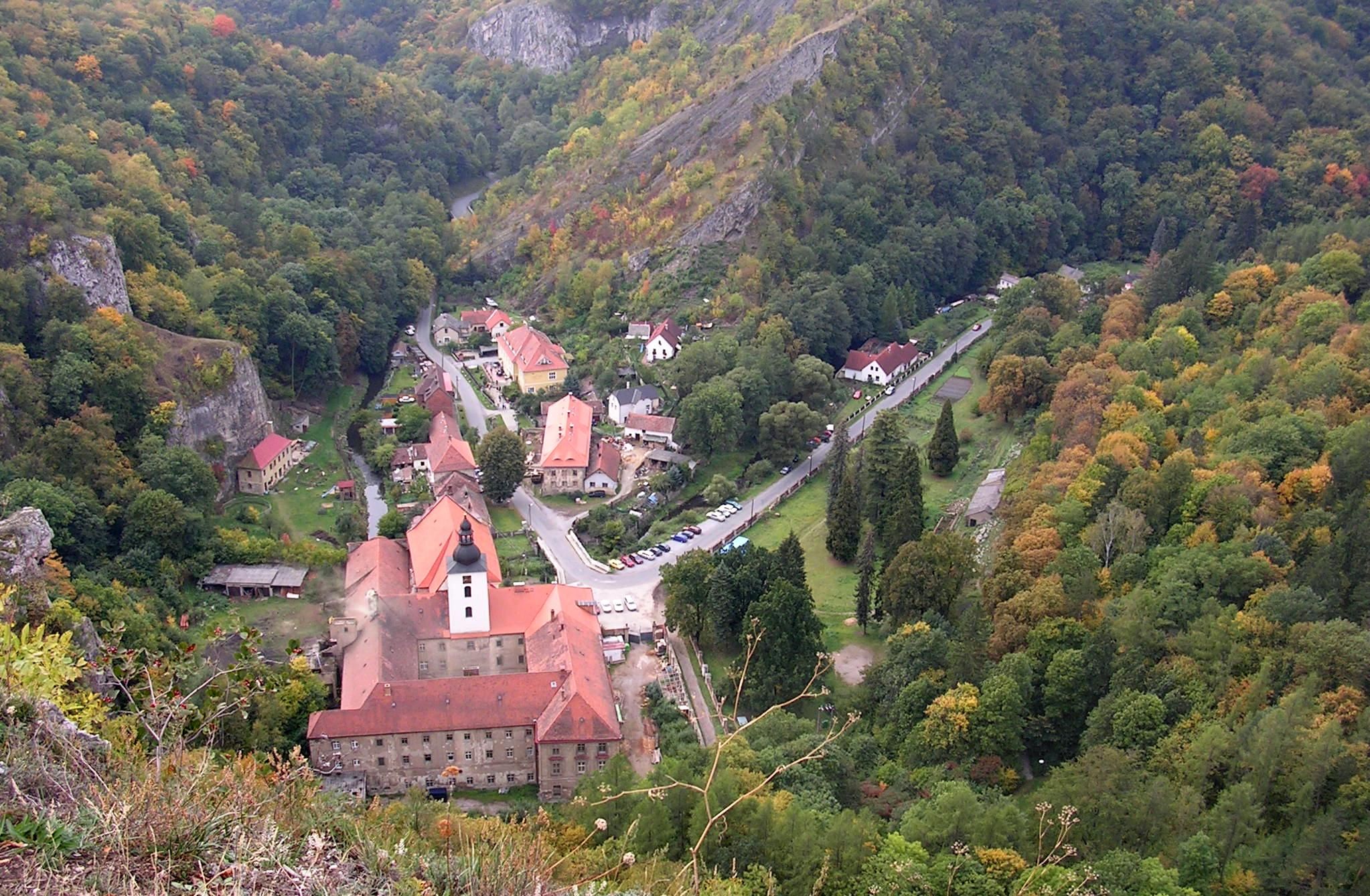 https://mdw-travel-data-us-east-1.s3.amazonaws.com/img/country/Czech-Republic/Svaty-Jan-pod-Skalou/img_01.jpg