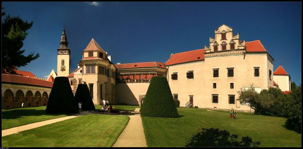 https://mdw-travel-data-us-east-1.s3.amazonaws.com/img/country/Czech-Republic/Telc-Castle-Garden/img_01.jpg