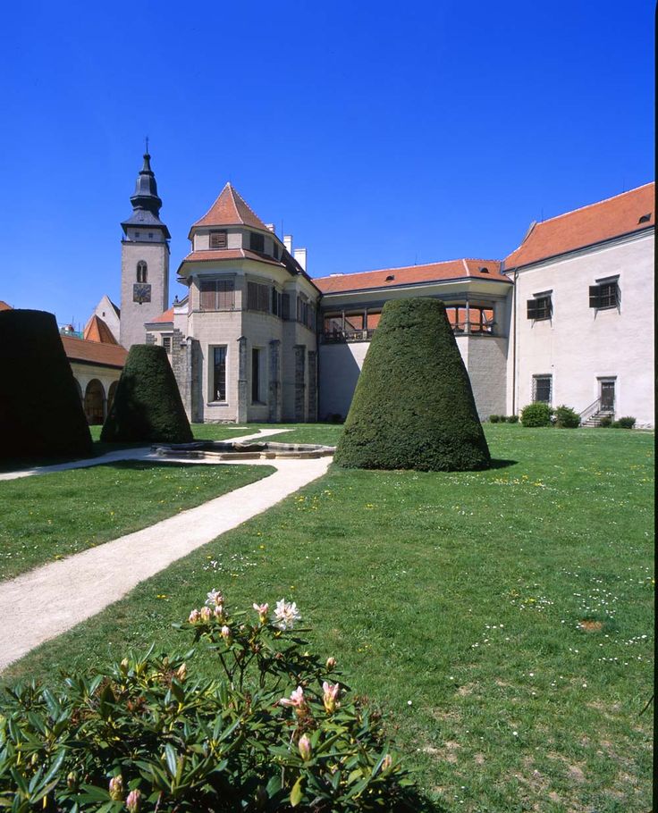 https://mdw-travel-data-us-east-1.s3.amazonaws.com/img/country/Czech-Republic/Telc-Castle-Garden/img_02.jpg